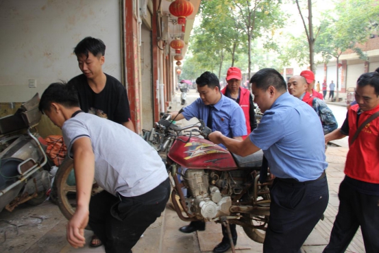 責(zé)任街道大掃除  愛國衛(wèi)生眾參與